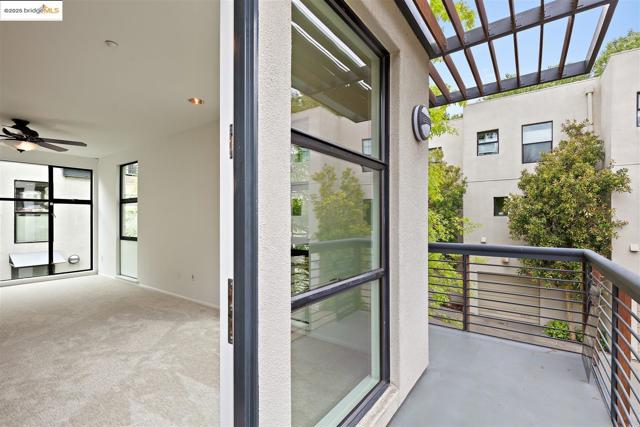 121 City Limits Cir, Emeryville CA: https://media.crmls.org/mediaz/f86c9a5a-80bb-42b0-9b85-14582c45855d.jpg