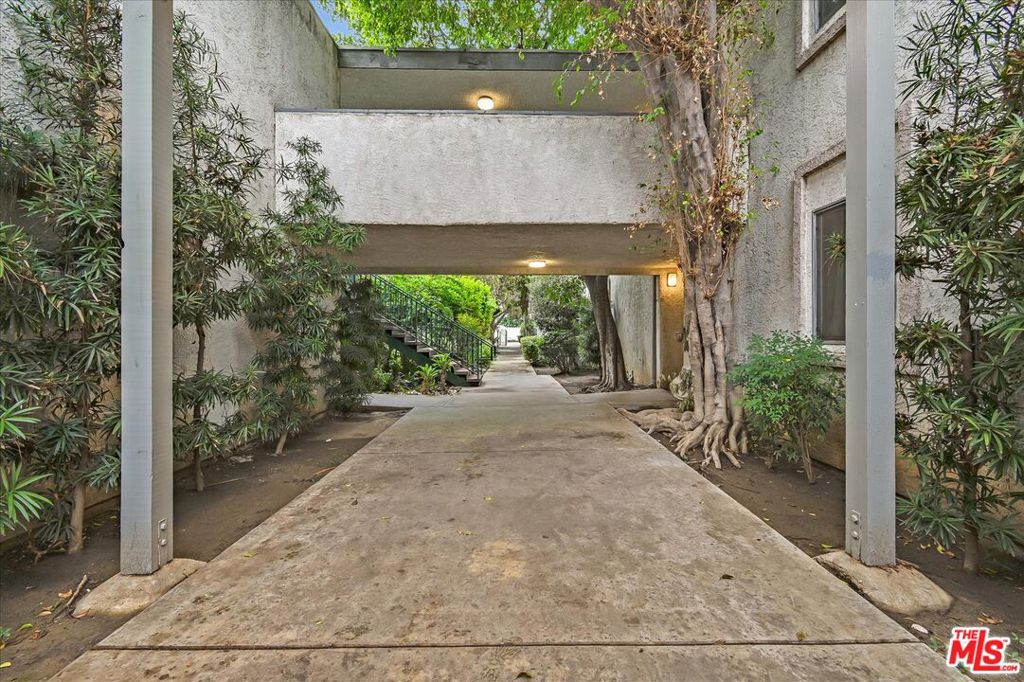 18620 Hatteras Street 106, Tarzana, CA 91356