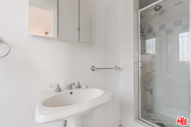 127 S Carson Road, Beverly Hills CA: https://media.crmls.org/mediaz/f86e5a6e-df96-4b6d-b723-f007c365e5b8.jpg