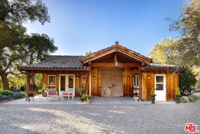 1915 Monte Alegre Drive, Carpinteria CA: https://media.crmls.org/mediaz/f86fef86-a1eb-4493-85f4-b41db562bf3e.jpg