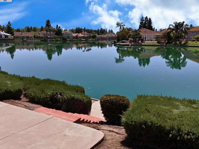 3940 Pine Lake Cir, Stockton CA: https://media.crmls.org/mediaz/f870415d-6307-4907-a6ce-822d37617b7d.jpg