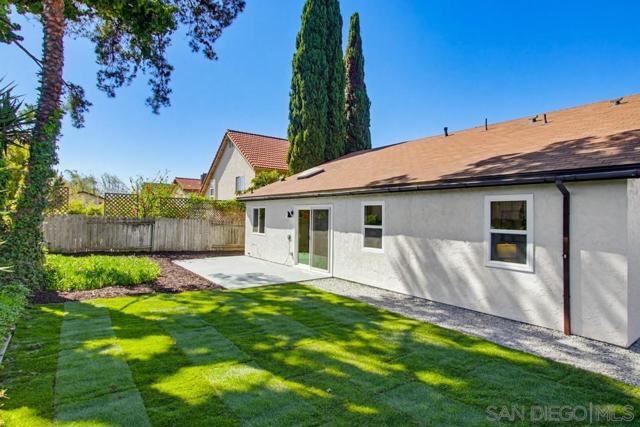 9555 Via Pereza, San Diego CA: https://media.crmls.org/mediaz/f87072e9-8b6b-4da2-91e0-bf97a3502328.jpg