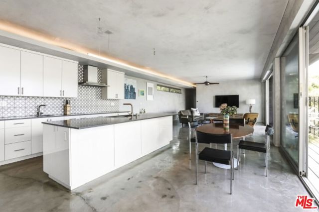 11462 LAURELCREST Road, Studio City CA: https://media.crmls.org/mediaz/f8707679-f32f-4d06-8a89-2caeb7ac40e3.jpg