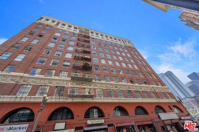 312 W 5th Street, Los Angeles CA: https://media.crmls.org/mediaz/f870b3ea-5313-48cb-8970-e6fcb37f5b11.jpg
