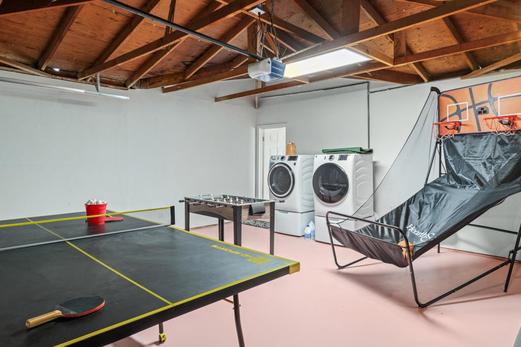 https://media.crmls.org/mediaz/f870c113-fa7f-4bf4-ba2c-68cfa3a8692f.jpg?preset=X-Large