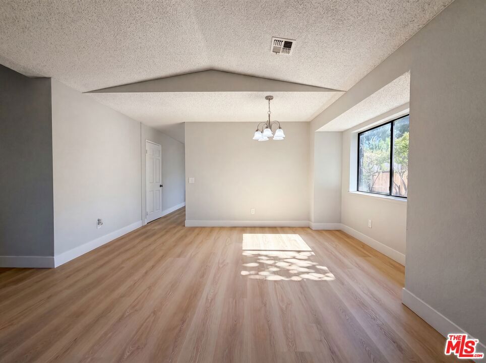 https://media.crmls.org/mediaz/f8710857-cc6a-4a3d-a00d-08278e5a1d1d.jpg?preset=X-Large