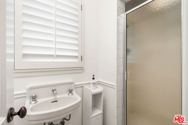 10574 Holman Avenue, Los Angeles CA: https://media.crmls.org/mediaz/f8714666-0def-49f5-85ac-5cef3c3f1133.jpg