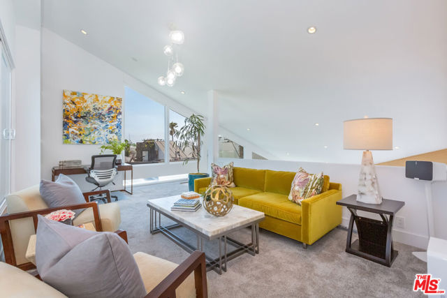 18 Union Jack Street, Marina del Rey CA: https://media.crmls.org/mediaz/f8725102-3bfa-431b-b93a-2c421b6856d7.jpg