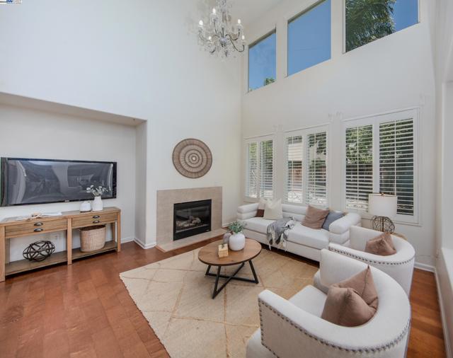 555 Centre Court Dr, Tracy CA: https://media.crmls.org/mediaz/f8727988-4096-4471-a6b6-4f7711c30baa.jpg
