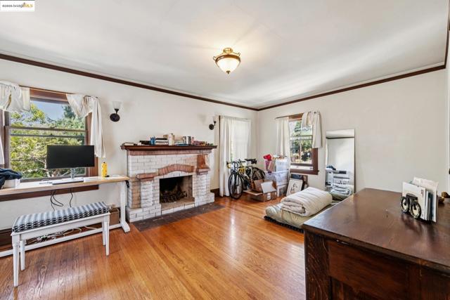 2714 Ave, Berkeley CA: https://media.crmls.org/mediaz/f8730ea5-7730-49a7-9722-267512c48707.jpg