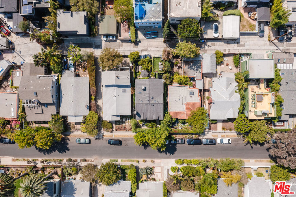 https://media.crmls.org/mediaz/f8733fda-2039-444e-9787-06c6b43a4947.jpg?preset=X-Large