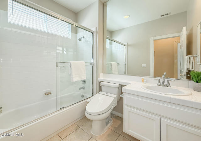 3030 Hollycrest Avenue, Thousand Oaks CA: https://media.crmls.org/mediaz/f87460b4-b9c3-4016-8439-6008d62d22cb.jpg