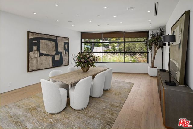 455 Castle Place, Beverly Hills CA: https://media.crmls.org/mediaz/f874a5a2-99cd-4c35-a31f-603eecbb65a4.jpg