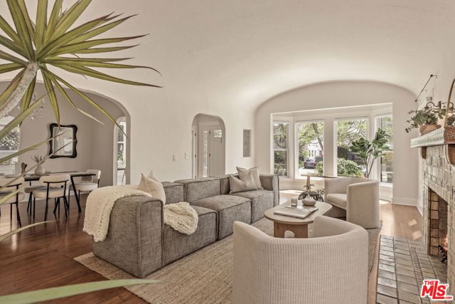 571 N Cahuenga Boulevard, Los Angeles CA: https://media.crmls.org/mediaz/f874e03d-562c-4f03-9e43-04a22db0a697.jpg