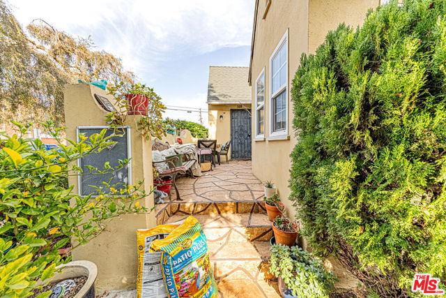 1618 S Burnside Avenue, Los Angeles CA: https://media.crmls.org/mediaz/f8760c1e-7f96-4f1f-89fb-8ba6830e2d92.jpg
