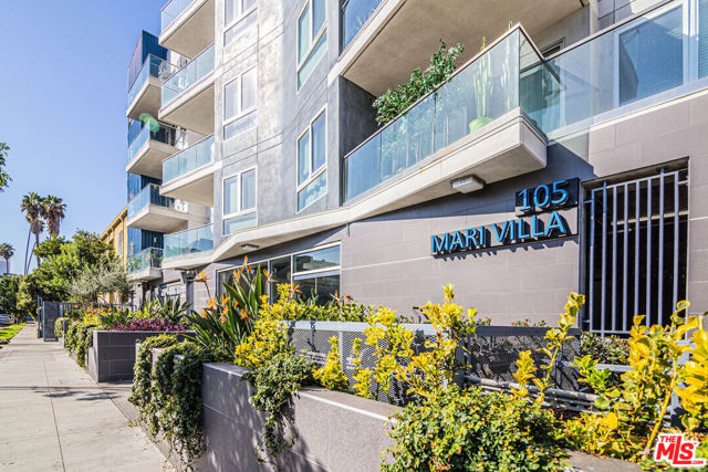 105 S Mariposa Avenue, Los Angeles CA: https://media.crmls.org/mediaz/f8769d55-8677-40eb-956d-097079a22da8.jpg