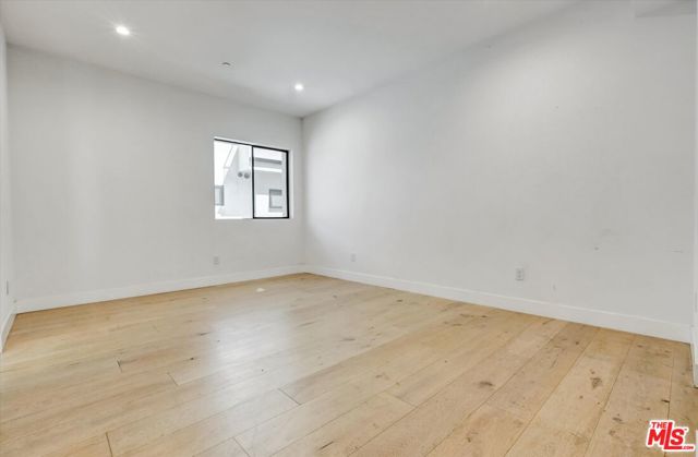 733 1/2 N Gramercy Place, Los Angeles CA: https://media.crmls.org/mediaz/f876abcc-9a5f-437e-8ebe-8b2812a70c38.jpg