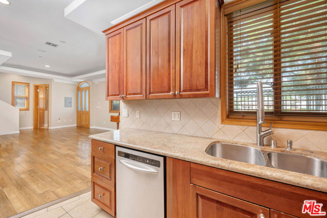 216 N Buena Vista Street, Burbank CA: https://media.crmls.org/mediaz/f876baf2-7aa0-4d8c-b9be-7c61055e9e98.jpg