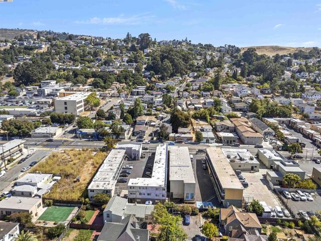 7975 MacArthur Blvd, Oakland CA: https://media.crmls.org/mediaz/f878380c-3cae-4947-b0c9-8fcd65dab715.jpg
