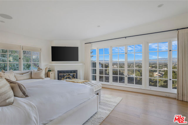 3646 Sunswept Drive, Studio City CA: https://media.crmls.org/mediaz/f87919e2-12a0-401d-8e90-a8173dcbca6b.jpg