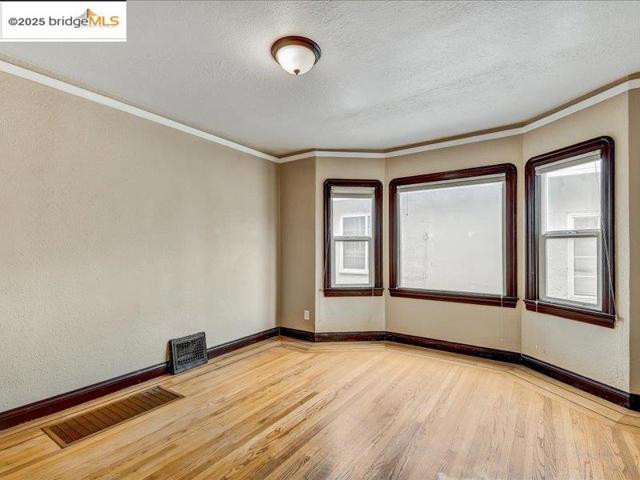 4211 Market St, Oakland CA: https://media.crmls.org/mediaz/f87a04a3-55a7-466f-b835-fe7e99a6eb5c.jpg