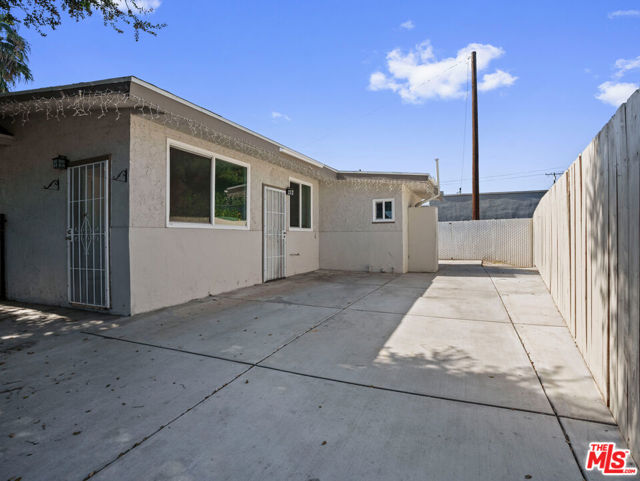 891 E 6th Street, Pomona CA: https://media.crmls.org/mediaz/f87a6f45-6781-45d6-a32a-b99c1cc4629c.jpg