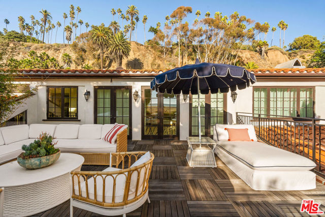 Image 34 of 72 For 705 Palisades Beach Road