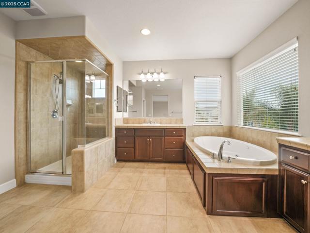 929 Painted Shore Court, Oakley CA: https://media.crmls.org/mediaz/f87ba144-0eb7-4b6e-ae3b-1e1db1bfe642.jpg