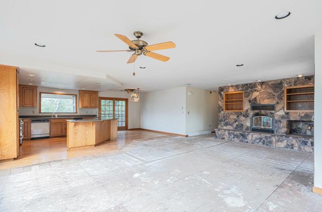 19400 Eden Court, Salinas CA: https://media.crmls.org/mediaz/f87c03be-da65-4fcc-9522-08ee1078e566.jpg
