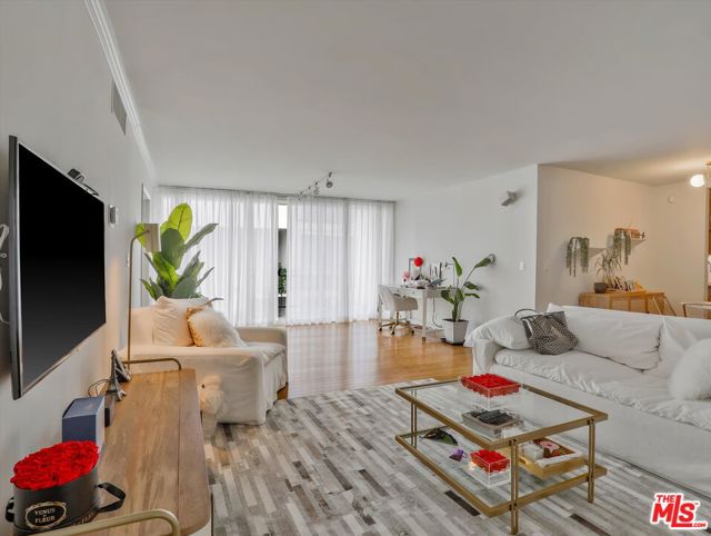 9950 Durant Drive, Beverly Hills CA: https://media.crmls.org/mediaz/f87c9765-9256-4566-9cc2-33e126b2089b.jpg
