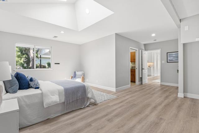 924 Magnolia Dr, Alameda CA: https://media.crmls.org/mediaz/f87cf0c6-1472-4384-8a50-69ef01e69e66.jpg