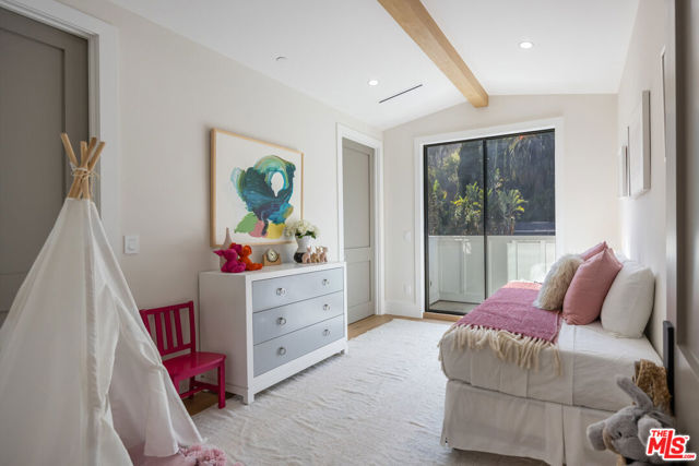 1534 N Beverly Drive, Beverly Hills CA: https://media.crmls.org/mediaz/f87d6ade-66fc-4b76-8209-95d4b886a070.jpg