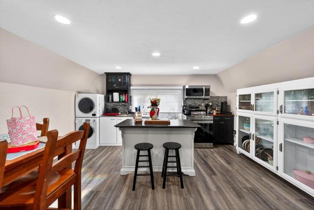 Image 22 of 43 For 410 Pine Avenue