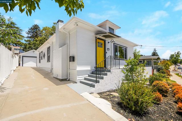 2718 Carmel St, Oakland CA: https://media.crmls.org/mediaz/f87ebc4b-adb4-48db-95e5-d3c1c6caec1c.jpg