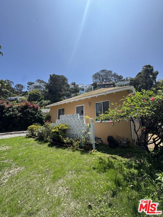368 Entrada Drive, Santa Monica, CA 90402