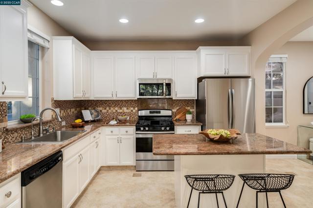 9752 Belladonna Dr, San Ramon CA: https://media.crmls.org/mediaz/f87ffa99-97a5-40bb-86c7-710eebfe4eaf.jpg