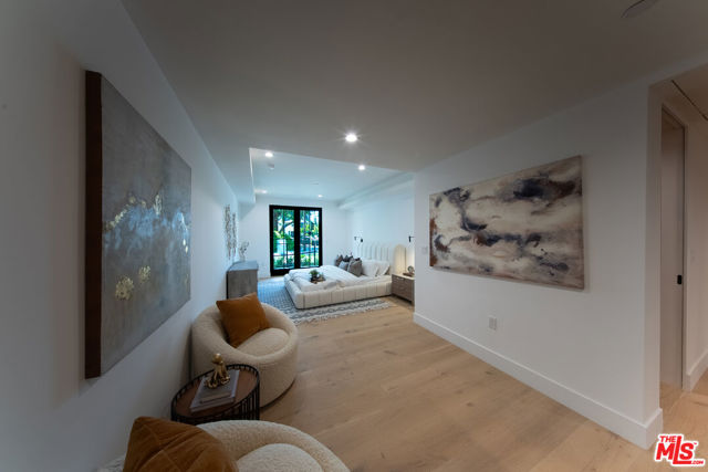 10352 Riverside Drive, Toluca Lake CA: https://media.crmls.org/mediaz/f880363d-63ed-4394-b858-6d25e9384762.jpg