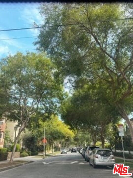 137 S Crescent Drive, Beverly Hills CA: https://media.crmls.org/mediaz/f8809068-25a5-48c3-8cbf-ab0313abf151.jpg