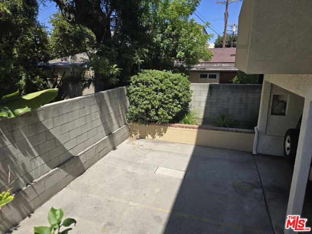 10809 Palms Boulevard, Los Angeles CA: https://media.crmls.org/mediaz/f881eb0e-1c8c-4e35-8060-d01effdd07da.jpg
