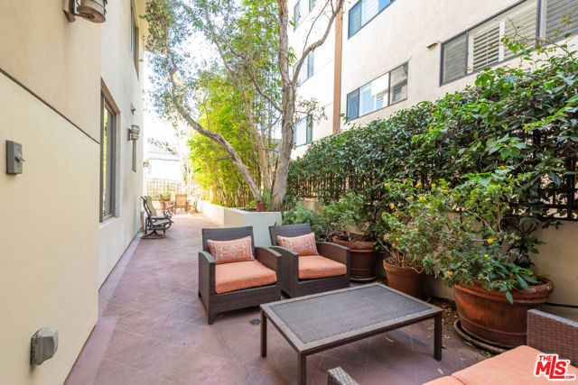 130 N Swall Drive, Beverly Hills CA: https://media.crmls.org/mediaz/f8824099-c3fc-4be2-aa8d-bb61bef2f3f7.jpg