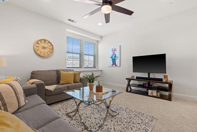 4440 Pine Mountain Way, Dublin CA: https://media.crmls.org/mediaz/f8825d6a-fbf0-4b55-b98a-317e4795dcc7.jpg