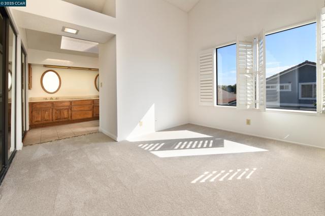 319 Oak Glen Ct, Martinez CA: https://media.crmls.org/mediaz/f8828fb8-5eff-405b-a5be-30bf05c6e659.jpg