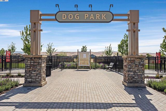 3838 Santa Fe Lane, Tracy CA: https://media.crmls.org/mediaz/f883b688-bb41-4c67-8edc-8e30a7dccf93.jpg