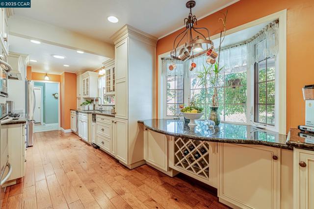 49 Terra Bella Dr, Walnut Creek CA: https://media.crmls.org/mediaz/f883fa3f-25e3-4d32-bdd4-051293196c18.jpg