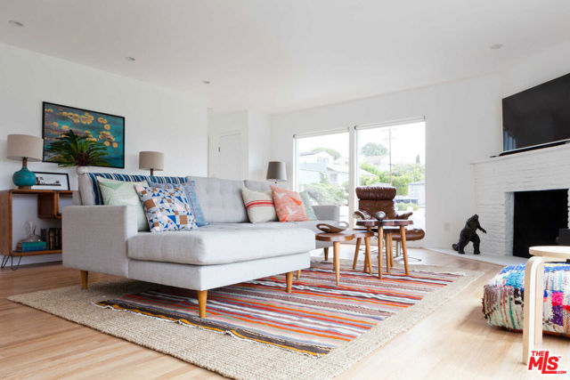 3118 21ST Street, Santa Monica CA: https://media.crmls.org/mediaz/f88452d8-96fb-4c03-b53a-8402559486c9.jpg