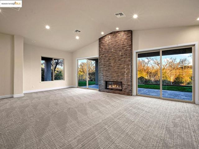 1816 Stone House LN, Lincoln CA: https://media.crmls.org/mediaz/f88459f6-1ae9-43ce-a6ec-0aa0a209b5b8.jpg