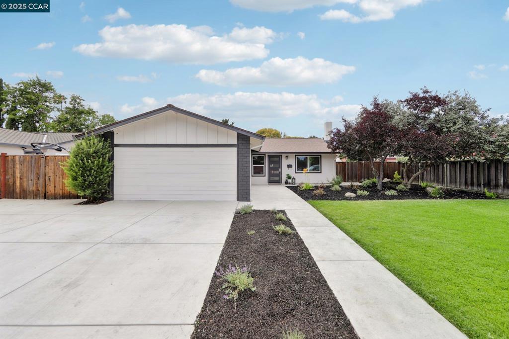 562 Swallow Dr