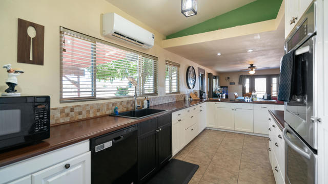 58189 Sunny Sands Drive, Yucca Valley CA: https://media.crmls.org/mediaz/f884bf17-a0d5-48a6-be3b-7eff2f546797.jpg