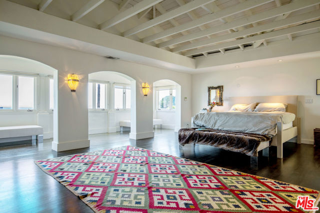 2249 Mountain Oak Drive, Los Angeles CA: https://media.crmls.org/mediaz/f88629d3-e624-418e-ba63-5bf6696a243b.jpg