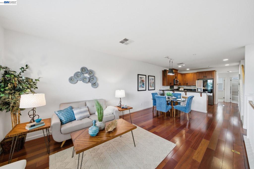 https://media.crmls.org/mediaz/f886529a-1fec-4e37-b2bf-2416294fca90.jpg?preset=X-Large